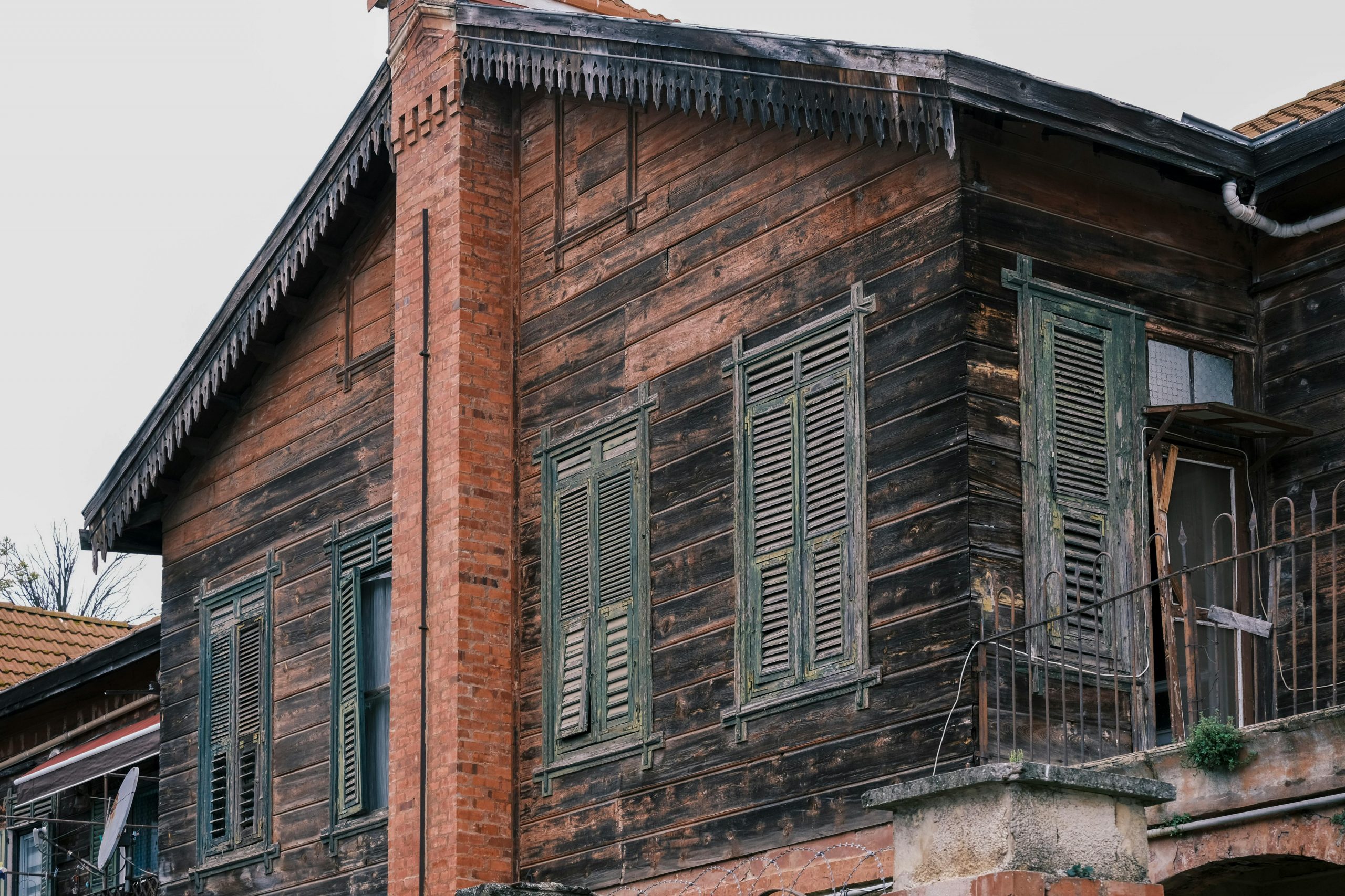 A rustic timbered house with wooden shutters and a tiled roof in İstanbul, showcasing traditional architecture.